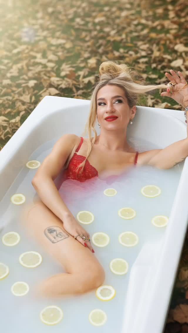 Kaikki hyvä löytää luoksesi, kun lakkaat kiirehtimästä ja annat elämän yllättää lempeästi! 🧡#carolinafoto #elämäntaika #naiseus