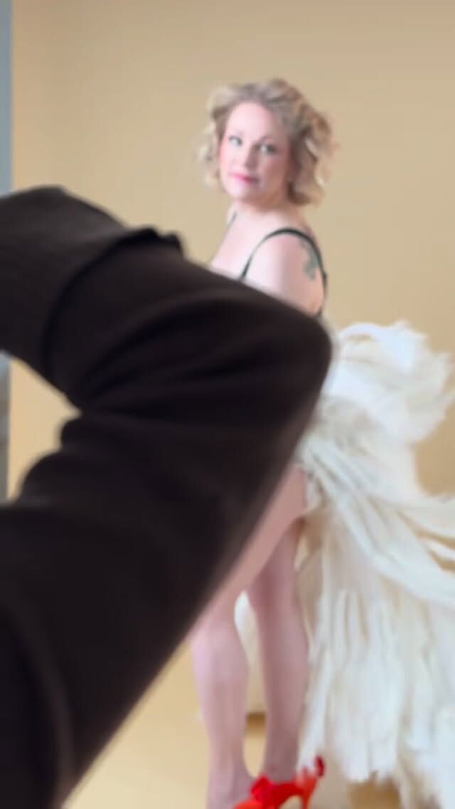 Kuvaus vs. lopullinen kuva ✨
Miltä se tuntuu vs. miltä se näyttää!#carolinafoto #photostudio #valokuvausstudio #boudoir