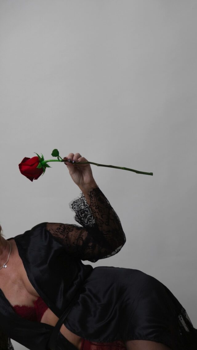 📸 Meidän studion tunnelma 💕Yksi ihanimmista asioista meidän työssä on se, kun saadaan palautetta siitä, miten hyvä fiilis studiolla oli ✨
Moni kertoo, että jännitys katosi heti ja että kuvaustilanne olikin paljon rennompi, iloisempi ja turvallisempi kuin oli osannut odottaa.Se on meille kaikkein tärkeintä.
Me halutaan, että jokainen kuvaus on elämys, hetki, jossa saa olla oma itsensä, nauraa, heittäytyä ja tuntea olonsa upeaksi.Ja jos se hyvä energia välittyy myös näistä meidän somepostauksista, ollaan onnistuttu juuri siinä mitä halutaan tehdä 💫Kiitos jokaiselle, joka on jakanut oman kokemuksensa meidän kanssa, teidän sanat merkitsevät paljon. 💌#carolinafoto #valokuvaus #studiovalokuvaus #photoshoot #studiophotoshoot