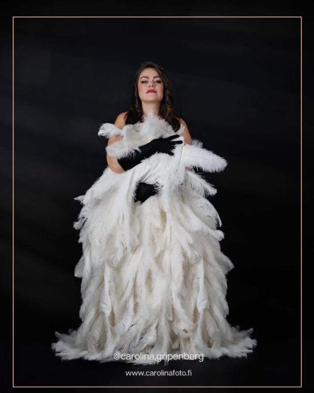 Sydämellinen kiitos Tanja siitä, että valitsit CarolinaFoto:n ja kiitos että jaoit kokemuksesi näin kauniisti. On suuri kunnia saada olla osa sinun merkityksellistä matkaasi, ja juuri tällaiset hetket ja asiakaskertomukset muistuttavat meitä siitä, miksi rakastamme tätä työtä. 💖Jokainen kuvaus on ainutlaatuinen, ja meille tärkeintä on, että jokainen saa olla täysin oma itsensä, turvallisesti ja hyväksytyksi tullen.Jos sinäkin haluat kokea voimaannuttavan hetken kameran edessä ja nähdä itsesi uudessa valossa, olet lämpimästi tervetullut CarolinaFotolle. ✨Varaa oma aikasi osoitteessa www.carolinafoto.fi tai laita viestiä 💌 info@carolinafoto.fi#carolinafoto #asiakaskokemus #naiseus #voimaannuttavakuvaus