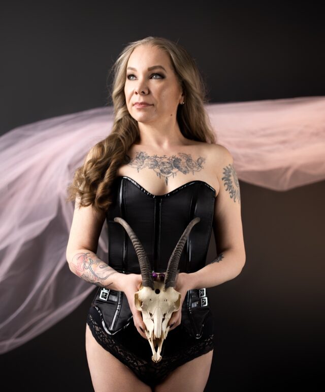 Tummaa, dramatiikkaa ja romantiikkaa samassa paketissa 🎀🖤#carolinafoto #valokuvausstudio #photostudio #valokuvaamo