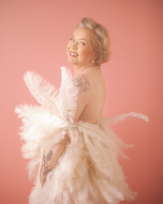 ✨ Pehmeää valoa.
Hiljainen hetki.
Utuisen kaunis tunnelma, jossa aika tuntuu pysähtyvän hetkeksi.Joskus parhaat kuvat syntyvät juuri silloin, kun ei yritä liikaa. Kun antaa valon, liikkeen ja tunteen tehdä työnsä.Näissä hetkissä on jotain taianomaista.
Sellaista, mitä ei voi täysin suunnitella, mutta jonka voi tuntea. ✨#carolinafoto #photohoot #valokuvausstudio #valokuvaamo