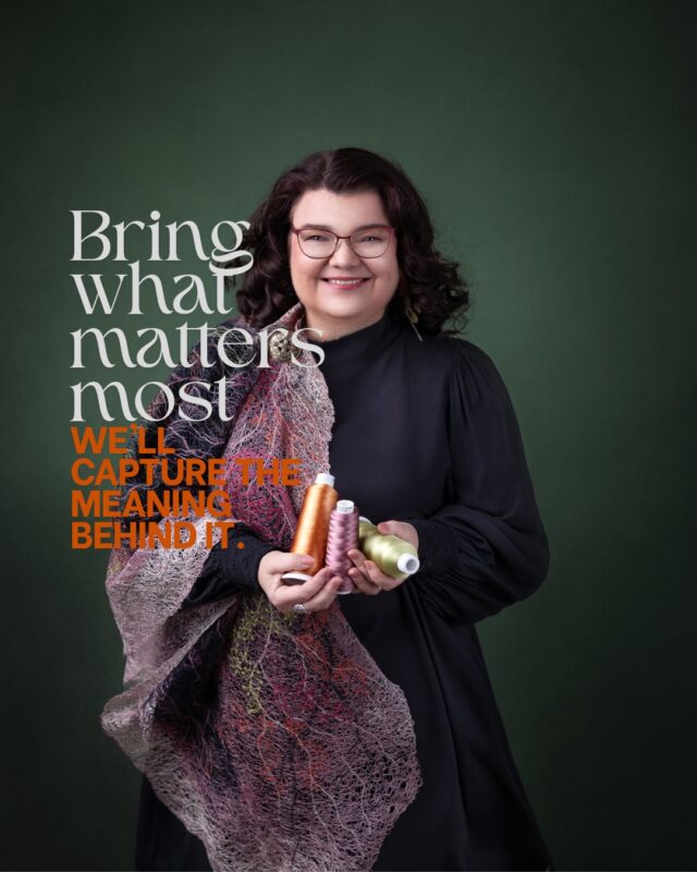 ✨ Pieni, mutta merkityksellinen juttu mukana kuvauksissa ✨Meidän studion kuvauksiin asiakkaat tuovat usein jotain itselle tärkeää ja me rakastamme sitä. 💛Se voi olla mikä tahansa, mikä kertoo sinusta jotakin:
• Rakas esine tai koru
• Harrastukseen liittyvä varuste
• Kirja, kamera, soitin, maalaus…
• Lemmikki, joka on osa perhettä
• Puoliso tai ystävä tuomaan turvaa ja iloaNämä pienet (tai suuret!) asiat tekevät kuvista vielä henkilökohtaisempia, aidompia ja merkityksellisempiä. Ne tuovat kuvaan tarinaa, eli juuri sinun tarinaasi. ✨Kuvauksessa tärkeintä on, että olet oma itsesi. Ja joskus se oma itse kulkee mukana jonkin pienen muiston, ihmisen tai eläimen muodossa. 🫶Mikä sinulle olisi se yksi juttu, jonka toisit mukanasi? 💛 Kommentoi alle 👇#carolinafoto #photoshoot #photostudio #valokuvausstudio #fineart #photography #valokuvaamo