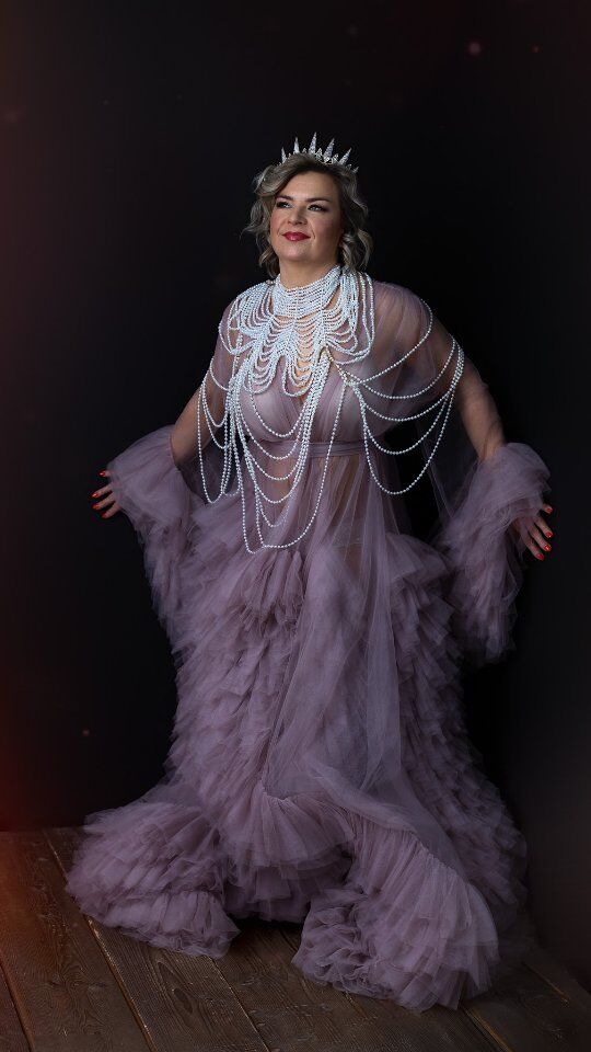 Ennen ensimmäistä kuvaa, haluamme tietää sinusta. ❤️
Ensimmäinen yhteys on puhelinkeskustelu. Haluamme kuulla sinusta ja tehdä unelmistasi totta. Huolehdimme jokaisesta yksityiskohdasta: meikistä ja hiuksista, vaatteista ja asusteista sekä ohjauksesta kuvauksen aikana.Sitä mitä teemme on, että luomme sinulle turvallisen tilan. Tilan tuntea itsesi kannustetuksi, kauniiksi ja voimaantuneeksi.
Täällä sinun ei tarvitse esittää. Saat olla se nainen, joka jo olet. Saat kukoistaa kauniina ja yhdessä nostamme kaikki parhaimmat puolesi esiin. 🥰
Elämä on ehkä vaatinut sinua olemaan läsnä kaikille muille. Oletko piilottanut sen naisen, joka oikeasti olet?
CarolinaFoto studiolla sinun ei tarvitse kutistua.
Saat nähdä itsesi voimakkaana, upeana ja naisellisena – uudessa valossa ilman pienentämistä.Mikäli tämä kutsuu, lähetä meille sähköpostia niin aloitamme yhteisen matkamme. ✨Ota yhteyttä tänään: info@carolinafoto.fi#CarolinaFoto #nainen #kutsu #studiokuvaus #elämys