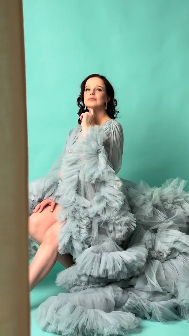 Jumalatar ei synny, kun kaikki on täydellistä.
Se syntyy silloin, kun päätät nähdä itsesi uudella tavalla ✨Se hetki, kun astut kameran eteen…
aluksi ehkä vähän epäröiden, vähän suojaten.
Ja sitten jotain muuttuu.Ryhti suoristuu. Katse pehmenee.
Ja yhtäkkiä et enää piiloudukaan.Me ei luoda sinusta mitään uutta.
Me tuodaan esiin sen, mikä on jo siellä.
Voima. Herkkyys. Kauneus. Läsnäolo.Jumalatar ei ole rooli.
Se on tunne.Ja se kuuluu sinulle 🩵#carolinafoto photoshoot #valokuvaus #tulle #photographer #studiophotoshoot