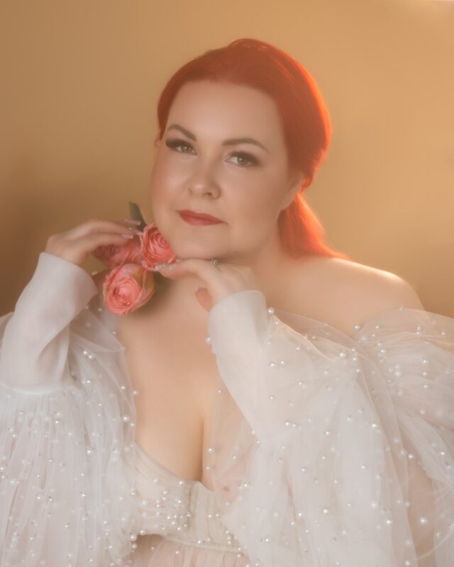 Hänessä on jotain,
mitä ei voi ohittaa.Ei pelkästään hiusten väri
vaan se tapa,
jolla hän kantaa itsensä.Lämpöä.
Voimaa.
Jotain villiä,
joka ei pyydä lupaa näkyä.Punainen ei ole vain väri.
Se on tunne.Ja hän
on täynnä sitä. ❤️#carolinafoto #photoshoot #valokuvausstudio #valokuvaamo #boudoir