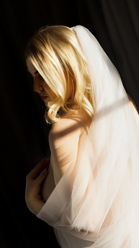 CarolinaFoto studiolla tapahtuu taikaa. Jokainen sessio on ainutlaatuinen. Meillä naiset muistaa sen, minkä he ovat itsessään unohtaneet; naisellisuuden, kauneuden ja oman voiman! ❤️Uskallatko kokeilla? Laita DM niin kerromme lisää. 💞📷📸💃#carolinafoto #valokuvaus #nainen #voima