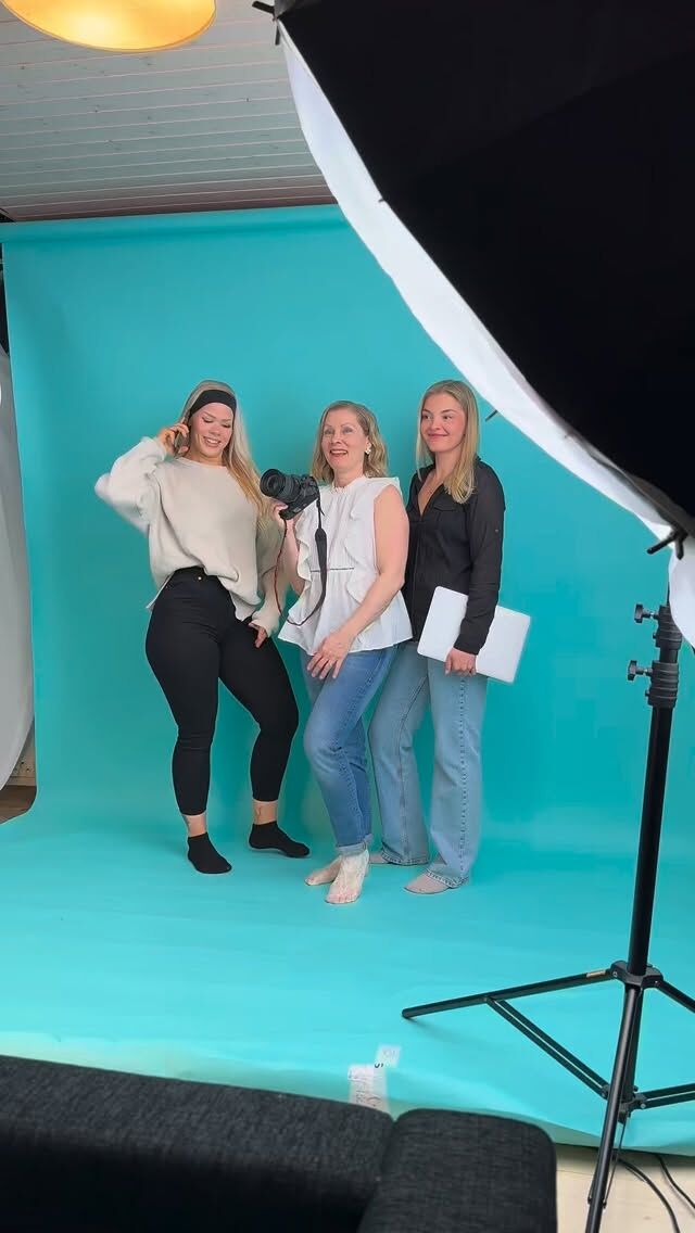 2025
Vuosi, joka tuntui sydämessä. ❤️✨Kaikki alkoi aikanaan meidän kodin alakerrasta.
Yhdestä tilasta, yhdestä unelmasta ja rohkeudesta uskoa siihen, vaikka kukaan ei vielä tiennyt, mihin se johtaa.Tänä vuonna tuo unelma kasvoi.
Tiimi kasvoi.
Studio kasvoi ja muutti uusiin tiloihin.
Ja ennen kaikkea: ihmiset tulivat, avautuivat ja luottivat meihin.Olemme saaneet kohdata tarinoita, joita ei voi lavastaa.
Naurua, jännitystä, kyyneleitä ja hetkiä, joissa joku näki itsensä uudella tavalla, ehkä ensimmäistä kertaa pitkään aikaan.Ilman teitä tämä ei olisi mahdollista.
Ei ilman asiakkaita, jotka uskalsivat tulla.
Ei ilman tiimiä, joka kantoi, tuki ja teki tätä sydämellä, joka päivä.Tämä vuosi opetti meille, että kyse ei ole vain kuvista.
Vaan kohtaamisesta. Luottamuksesta. Kasvusta.Kiitos 2025.
Kiitos jokaisesta askeleesta tähän asti.
Ja kiitos siitä, mitä olemme vasta alkamassa rakentaa 🤍—
CarolinaFoto-tiimi ✨#carolinafoto #valokuvausstudio #photoshoot #studiophotoshoot