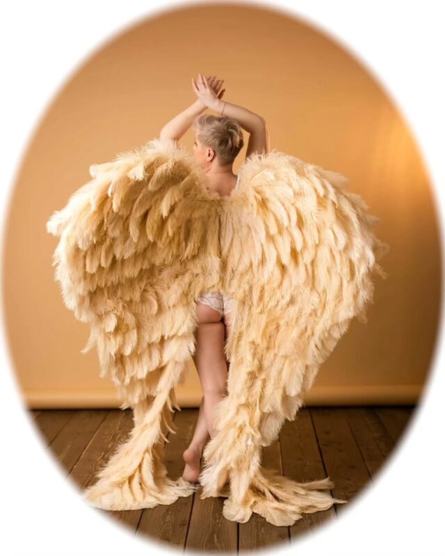 Hanna tuli CarolinaFoto:lle kuvauksiin Rovaniemeltä saakka. Hänen palute meille saa sydämemme sulaamaan. "Kokemus oli kaiken vaivan arvoinen ja tunsin lämpimän olon täyttävän minut sisältä."
"Olette puhdasta kultaa!"Nämä sanat ovat juuri sitä, mitä teemme täällä – emme vain ota kuvia, vaan palautamme sinulle sen, mikä sinulla on aina ollut. Luottamus itseesi. Kauneus, jota et ehkä nähnyt peilissä ennen.
Hanna, kiitos siitä, että annoit meille tilaisuuden nähdä sinut sellaisena kuin olet. Sinä olet upea ja vahva!Ja sinä, joka luet tätä? Jos tunnet, että on aika nähdä itsesi uudella tavalla, olemme täällä. Lähetä DM, ja aloitetaan siitä tarinasi kertomisen. 🫶#asiakaspalaute #carolinafoto #nainen