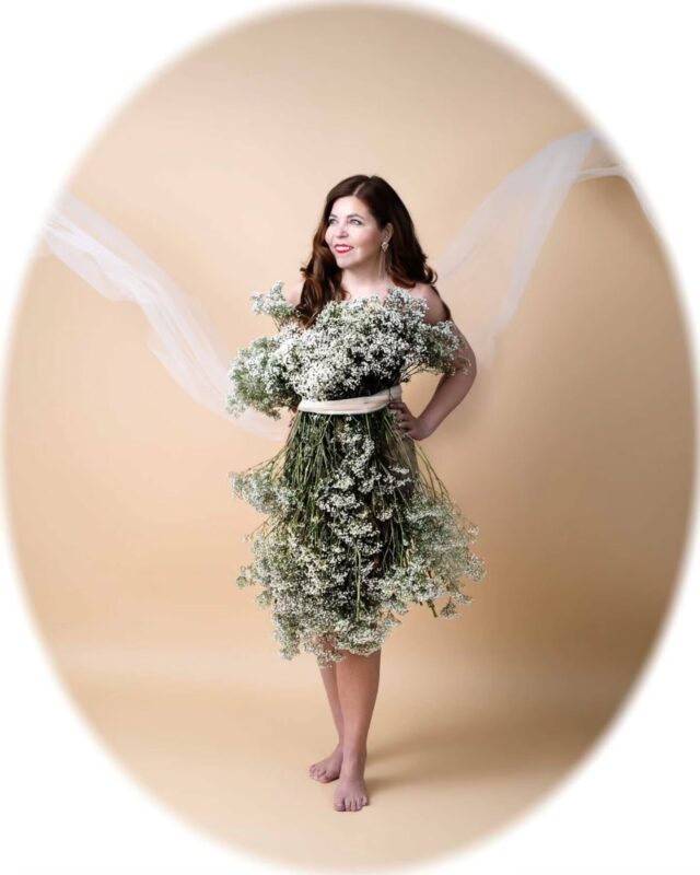 Ikääntyminen ei ole uhka.Se on etuoikeus.Usein puhumme ikääntymisestä ikään kuin se olisi vienyt jotakin meiltä, kun todellisuudessa se on ainoa polku siihen, että tulemme joksikin, jonka oikeasti tunnistamme. ❤️Nuoruus on harjoitus.Kypsyys on esitys.Vuosikymmeniä kestää, ennen kuin nainen kasvaa omaksi ilmaisukseen. Omaksi itsekseen. Omaksi voimaansa.Hetki, jolloin kauneus muuttuu jostakin, mitä sinulla on, joiksi joiksi olet.Tulee hetki, jolloin jokin tuntuu erilaiselta.Ei väärältä. Vaan erilaiselta.Tämä kausi ei ole kaiken tuhoamisesta. Se on hienosäädöstä. Selkeydestä. Kohdistuksesta.Valokuvaus CarolinaFotolla ei tarkoita dramaattista muutoata. Se tarkoittaa tilan luomisesta. Autamme sinua näkemään naisen, joksi olet tullut.Jos tunnet sen sisäisen muutoksen, jos kuulet kuiskauksen. Olemme täällä. Sinua varten.Lähetä meille viestiä. Olemme täällä, kun olet valmis astumaan tähän lukuun tarkoituksellisesti.#carolinafoto #nainen40plus #nainen50 #ikänävaannumero