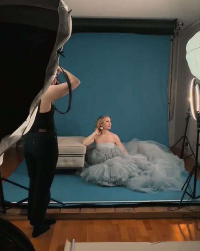 Olin äskettäin itse kuvauksissa ja meidän upea CarolinaFoto-tiimi piti minusta niin hyvää huolta. ❤️Oivalsin jotain tärkeää.
Näkyväksi tuleminen ei ole helppoa tai itsestään selvää. Erityisesti silloin kun olet tottunut piiloutumaan tai pienentämään itseäsi.
Kun astut kameran eteen ja kohtaat itsesi – todella kohtaat – jotain muuttuu.
Näet sen naisen, jonka olet unohtanut.Täällä CarolinaFotolla:
Näemme sinut.
Kuulemme sinut.
Et ole yksin.Tunnistako itseäsi? Oletko unohtanut itsesi? Oletko kenties uupunut? Hymyiletkö vaikka kannat liikaa? Olet jatkanut eteenpäin vaikka tuntuu, että maa jalkojen alla on jatkuvasti liikkeessä.Kukaan ei puhu tarpeeksi siitä, että kasvu ei aina tunnu läpimurrolta. Joskus se tuntuu menetykseltä. Sekavuudelta. Siltä, että kaikki mikä oli joskus helppoa, tuntuu nyt vain raskaalta.Haluan muistuttaa sinua jostakin:Kun tuntuu vaikealta, se ei tarkoita, että olet epäonnistunut.
Se tarkoittaa, että olet siinä, juuri siinä missä kuulutkin olla.
Se tarkoittaa, että kasvat.
Se tarkoittaa, että olet ihminen.Kaikkea ei tarvitse korjata nyt ja heti.
Sinun ei tarvitse ymmärtää kaikkea.
Sinun tarvitsee vain jatkaa itsesi valitsemista. Yksi pieni askel kerrallaan.Versio sinusta, joksi olet tulemassa?
Hän on jo ylpeä sinusta. 💗#carolinafoto #valokuvaus #chooseyourself❤️