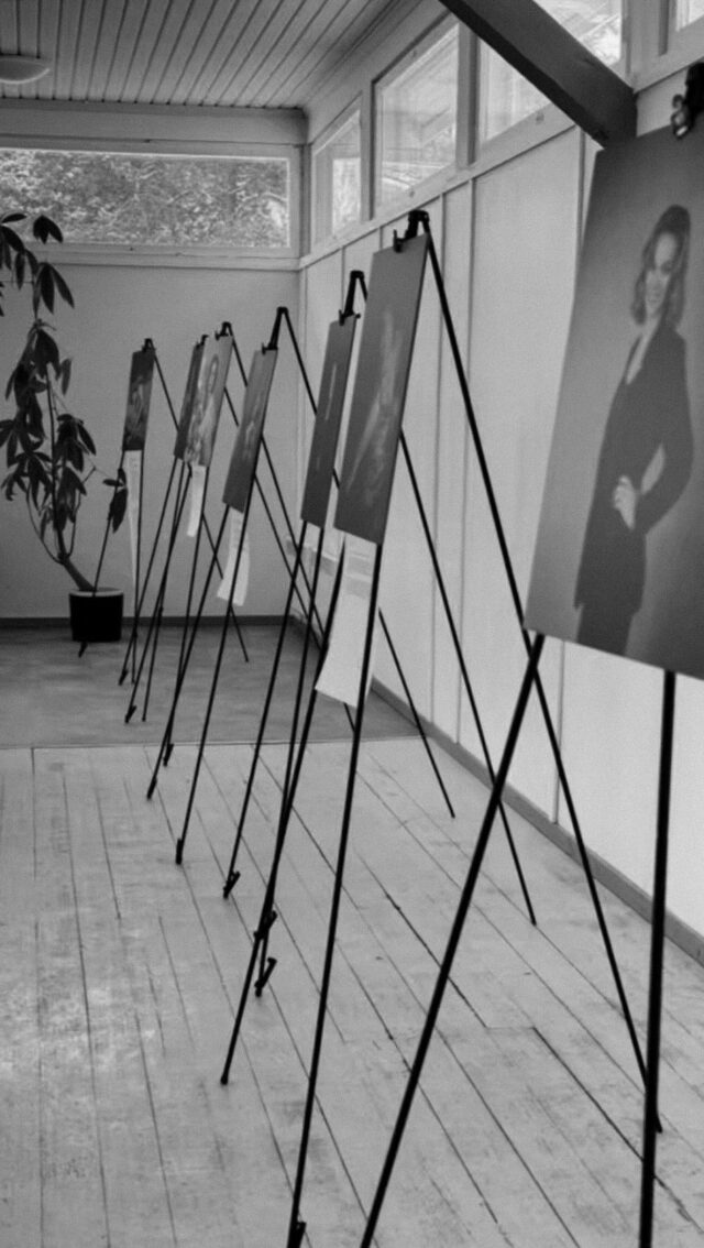 ✨ 40YLI40 – gallerianäyttely ✨Viikonloppuna koimme jotain aivan erityistä.
Täynnä tarinoita, katseita, naurua, liikutusta ja hiljaisia hetkiä kuvien äärellä.Kiitos jokaiselle, joka tuli paikalle.
Kiitos jokaiselle, joka uskalsi olla näkyvä.
Kiitos jokaiselle 40yli40-naiselle. Te teitte tästä näyttelystä sen, mitä se oli. 🤍Ja ihan erityisen otettuja olemme siitä, että yksi teistä matkusti jopa 12 tuntia Kittilästä asti päästäkseen mukaan.
Se kertoo enemmän kuin sanat koskaan voisivat. 💫Tämä ei ollut vain gallerianäyttely.
Tämä oli juhla elämälle, iälle, rohkeudelle ja sille, että kauneus ei katoa, se syvenee.Olemme tästä niin kiitollisia. ✨💛#40yli40 #gallerianäyttely #valokuvausstudio #photoshoot #valokuvaus