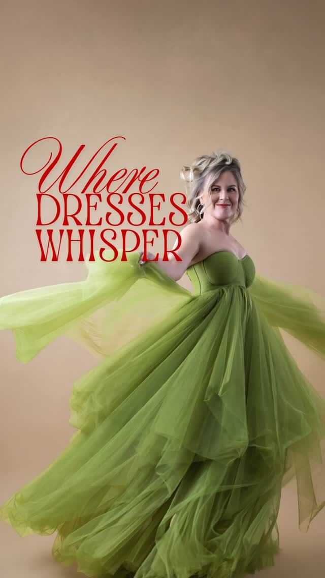 “En mä oo mikään röyhelöihminen.”
– sanoo moni asiakas alkuun.Ja silti…
melkein jokainen haluaa kokeilla sitä kuvausten aikana.Ja arvaa mitä tapahtuu? 👀
✨ Juuri ne röyhelökuvat päätyvät useimmiten valinnoiksi.Ei siksi, että röyhelö olisi pakko.
Vaan siksi, että kamera + valo + ohjaus + fiilis
tekee siitä jotain aivan muuta kuin mielikuvan päässä.Usein se ei ole vaate,
vaan tunne, liike ja lupa olla pehmeä – tai voimakas.Siksi me aina sanotaan:
👉 “Ei tarvitse tykätä. Riittää että kokeilet.”Yllätykset ovat usein parhaita. 💫#carolinafoto #boudoir #fineart #dressed #photoshopt