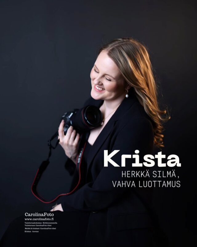 Tänään esitän teille Kristan, meidän valokuvaaja joka on CarolinaFoto:n sydämen ja silmän takana. 📸✨
Krista oli yksi ensimmäisistä joka liittyi tiimiimme, ja se oli tammikuussa 2025, ja siitä lähtien hän on ollut ihana ankkuri, jonka varaan aina voi luottaa. Hän on valokuvaaja, joka ymmärtää, että jokaisen ihmisen takana on tarina, ja hänen tehtävänsä on nähdä se ja vangita se kauneimmalla mahdollisella tavalla.Krista on rauhallinen, herkkä ja osaa kuunnella, nähdä ja ymmärtää asiakasta, ei vain pintatasolla, vaan syvemmällä, inhimillisellä tasolla. Kun Krista on kameran takana, asiakkaat tuntevat olonsa nähdyiksi ja turvallisiksi. 💜Hänellä on silmä, joka osaa korostaa jokaisen parhaita puolia; oli kyse sitten valosta, kulmasta, ilmeestä tai energiasta. Jokainen kuva on otettu tarkoituksella, jokainen hetki on vangittu huolella.
Krista on myös henkilö, jonka kanssa on todella helppo työskennellä. Hän on luotettava ja ammattitaitoinen ja tuo ihanaa energiaa studiolle. Krista tekee työnsä sydämellä, puhtaalla omistautumisella.Olen niin kiitollinen, että Krista on osa CarolinaFoto-perhettä. Hän on se, joka tuo jokaisen ihmisen sisäisen loiston valokuvaksi. ✨💚Kommentoi 💜 jos olet saanut kokea Kristan loistavat kyvyt, tai jos haluat jakaa, mitä sinulle merkitsee se, kun joku näkee sinut todella.#carolinafoto #valokuvaus #valokuvaaja #näkyväksituleminen