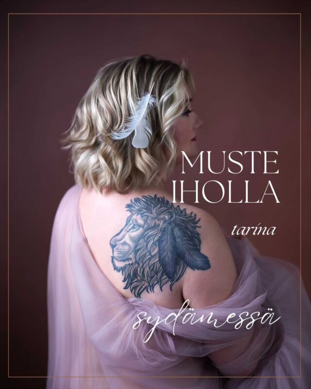 Muste iholla, persoonallisuus kuvassa. 🖤
Tatuoinnit ovat paljon enemmän kuin kuvia iholla, ne kertovat kokemuksista, unelmista ja siitä, kuka aidosti olet. Mikä on sinun tatuoinnin tarina. Kerro kommenteissa. ❤️📸 www.carolinafoto.fi
#tatuointi #tatuoinnit #potrettikuvaus #valokuvaamo #carolinafoto