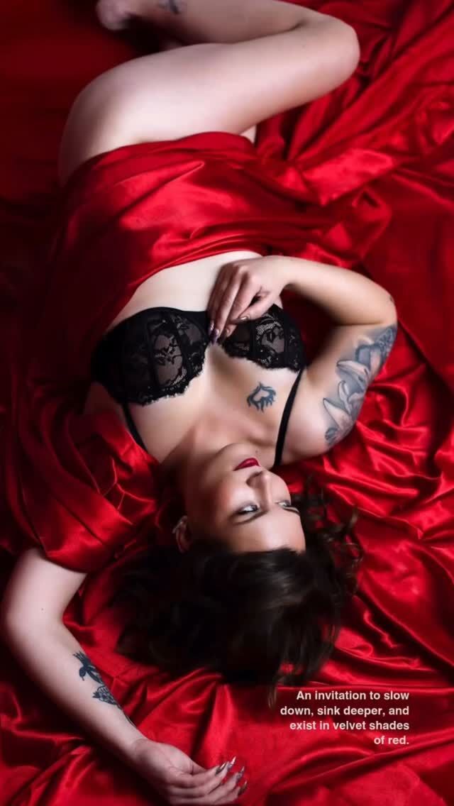 ✨ Asiakaspalaute: ✨”Siis nää kuvat!Pari kyyneltä tippui poskelle kun näitä katsoin, kuinka upealta mä näytänkään
Tää koko prosessi on saanut mut taas tajuamaan kuinka kuuma ja kaunis nainen mä olenkaan. Kuvauspäivä oli aivan ihana, meikki ja kampaus täysin mun näköiset. Kuvaaja upea, jopa minä ilman kokemusta kameran edessä olemisesta rentouduin täysin ja sen kyllä näkee kuvissakin. Ja kuvien valinnassa sai tukea ammattilaiselta joka oli myös aivan ihana tyyppiKiitos! Tää kantaa mua pitkälle ja hymy huulilla katson näitä kuvia varmaan vielä siinä kuuluisassa kiikkustuolissakin muutaman kymmenen vuoden päästä”- Jarna
❤️#carolinafoto #photoshoot #studiovalokuvaamo #boudoir