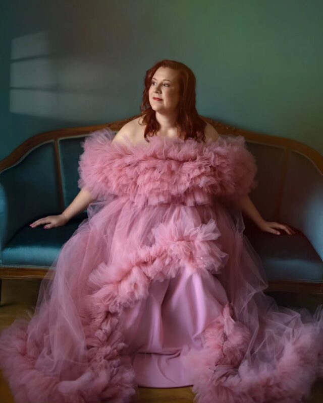Et tarvitse korvakoruja kun sinulla on tiara. 👑Se tunne, kun istut alas ja näet ensimmäistä kertaa valmiit kuvasi... se on jotain, mitä sanat eivät oikein tavoita. ❤️Elina kuvaili sen näin:"Minut otettiin lämpimästi vastaan heti ovelta asti. Meikkaaja ja kuvaaja olivat todellisia ammattilaisia, ja koko päivän tunnelma oli kiireetön, sain vain olla ja antaa teille vapaat kädet luoda täydellisiä kuvia.Kuvien valinnan jälkeen sain vielä kuohuviiniä ja suklaata, pieni yksityiskohta, joka teki kokemuksesta vielä erityisemmän.Oli ihanaa nähdä itseni kauniisti
meikattuna ja upeissa asuissa!
Kiitos koko tiimille, joka piti minusta huolta. En malta odottaa, mikä kuvista päätyy näyttelyyn!"Tämä kokemus odottaa myös sinua. 🤍
Lähetä DM niin kerromme lisää.#carolinafoto #valokuvaus #hetket #selflove #40yli40