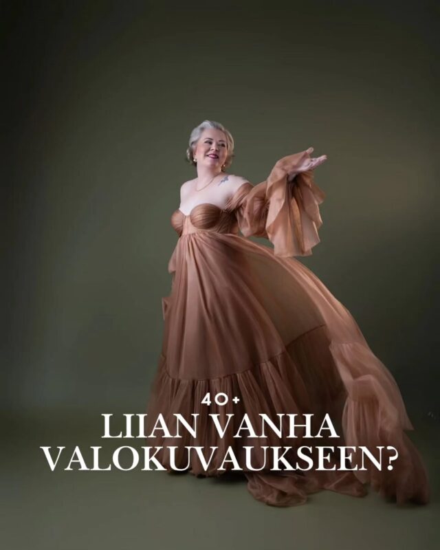 Joku on väittänyt, että kun nainen vanhenee, hänestä tulee näkymätön.
Että tietyn iän jälkeen… pitäisi vetäytyä valokeilasta. Olla hiljaisempi ja näkyä vähemmän.Mutta entä jos tämä on hetki, jolloin olet enemmän itsesi kuin koskaan aiemmin? Itsevarma. Itsesi. Todellinen. Sinä!
Miksi ikääntyminen olisi aika piiloutua?Meidän upeassa 40+ projektissa kuvaamme naisia 40+, 50+ ja 60+ jne. Ylä ikärajaa ei ole. Ja mitä näemme, ei ole "liian myöhäistä." Kuvissa ikuistamme syvyyttä, viisautta, voimaa ja kauneutta.Jos olet koskaan tuntenut, että paras aikasi on jo ohi – tämä on merkki sinulle!Lähetä DM niin kerromme lisää 40+ projektista. Yhdessä luodaan sinulle unohtumattoman päivän. 💚#40yli40 #carolinafoto #naisille #nainenparhaassaiässä #valokuvaus