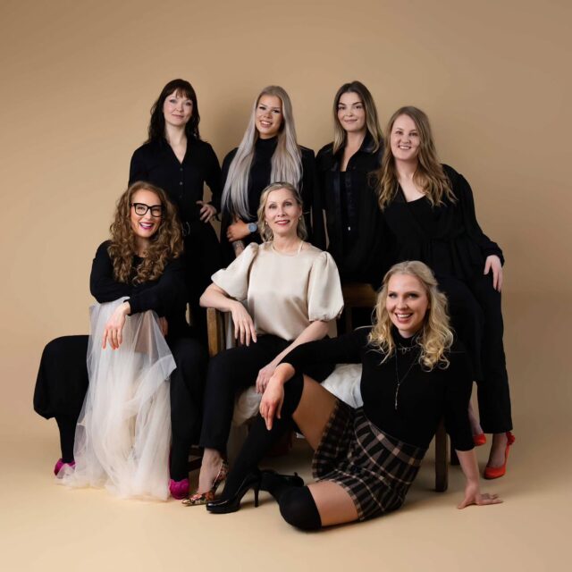 Nämä viimeiset viikot ovat olleet kiireisiä luovuuden ja oppimisen pyörteissä. 🌟 Meillä on ollut erilaisia projekteja sekä rekrytointi auki ja uusi tiiminjäsen Ilona on liittynyt joukkoomme.Kiitos jokaiselle teistä, jotka olette mukana rakentamassa CarolinaFoto:n sydäntä. Kiitos kaikille upeille asiakkaille jotka mahdollistatte meidän unlemaa.Olen NIIN kiitollinen näille uskomattomille naisille, jotka seisovat rinnallani. He eivät vain usko visioon, vaan he elävät sitä joka päivä. He puhuvat CarolinaFoto:sta ylpeydellä, ja heidän innostus omasta työstään loistaa. 🙌🏼Tiimissäni on naisia, jotka eivät vain tue visiota, he elävät sitä. Jokainen heistä tuo omaa osaamista, vahvuutta, omaa tarinaa, voimaa ja loistoa.Minea, Neela, Krista, Sirle, Anu, Ilona, te olette ne, jotka muuttavat naisten elämää joka päivä. Te näette heidät. Te kuulette heidät. Te annatte heille voiman uskoa itseensä.Kun yhdistämme voimamme, tapahtuu taikaa. ✨ Rajat katoavat, luovuus lentää, ja meidän upeat asiakkaamme, jotka saapuvat studiolle jännittyneinä, lähtevät täältä kotiin voimaantuneina ja uusilla silmillä omaa kauneutta katsoen.En voi sanoin kuvailla kuinka kiitollinen olen teistä ja kuinka paljon te merkitsette minulle.❤️
I see you. I feel you. I love you. 💫#EmpoweredWomen #Tiimi #Unelmatyö #CarolinaFoto #kiitollisuus