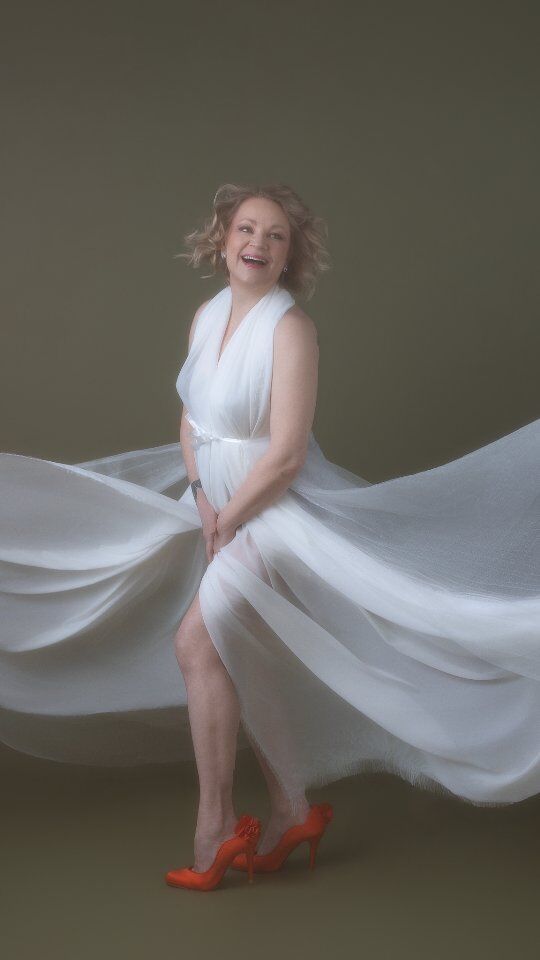 We believe you can!
Do you?Sometimes all you need is one person to believe in you. And today? That person is me. 💕I believe you can. I believe you’re stronger than you know. I believe your dreams matter. ✨💜 Drop a heart below if you believe too.-Carolina#carolinafoto #studiokuvaus #potrettikuvaus #nainen