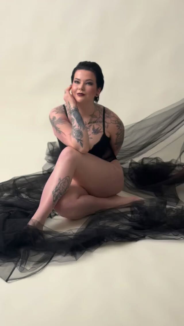 Tylli tuo kuviin aina jotain erityistä ✨
Ripauksen pehmeyttä, liikettä ja naisellisuutta, eli juuri sitä pientä extraa, joka tekee kuvasta taianomaisen.Oli kyseessä sitten tumman musta tylli tai vaaleanpunainen, herkkä sävy, tylli mukautuu kantajansa mukaan ja korostaa juuri sitä, mikä tekee jokaisesta naisesta ainutlaatuisen 💫Rakastamme käyttää tylliä asiakkaidemme kuvauksissa, se saa kuvat elämään 🤍#carolinafoto #photoshoot #valokuvaus #valokuvausstudio #boudoir