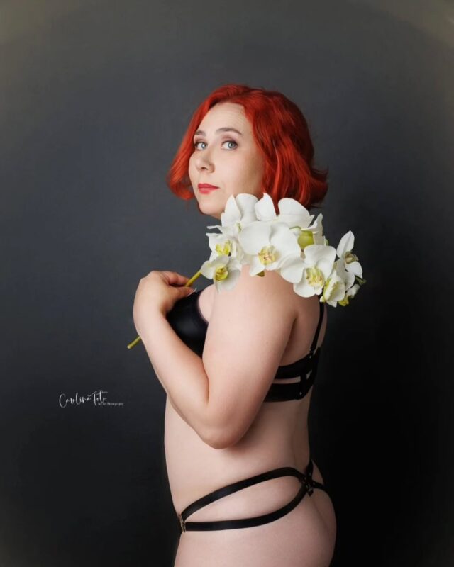 🔥 Punahiusten voima 🔥
Punahiuksissa on jotain ainutlaatuista.
Rohkeutta.
Herkkyyttä.
Hehkua, joka ei jää huomaamatta. ❤️
Tässä karusellissa juhlistamme upeita punahiuksisia naisia, jokainen omalla sävyllään ja tyylillään, omalla tarinallaan, omalla voimallaan.
Punainen ei ole vain väri.
Se on asenne. ✨Mikä näistä kuvista sinua puhuttelee eniten?#loveit #punahiukset#redhair #rohkeus